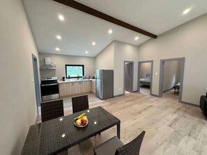 Interior - 3-bedroom Hot Tub Lakefront Villa Englewood #5 (Lakefield)