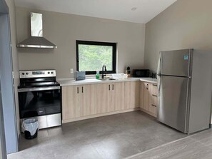 Private kitchen - 3-bedroom Hot Tub Lakefront Villa Englewood #5 (Lakefield)