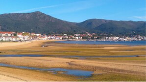 On the beach - The house of Maria a Bazarra, 3. Sea views, elevator and air conditioning. (A Pobra do Caramiñal)
