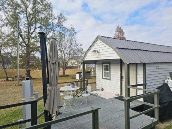 Outdoor dining - Soothing 1-bedroom apartment with AC in charming Goose Creek (Goose Creek)