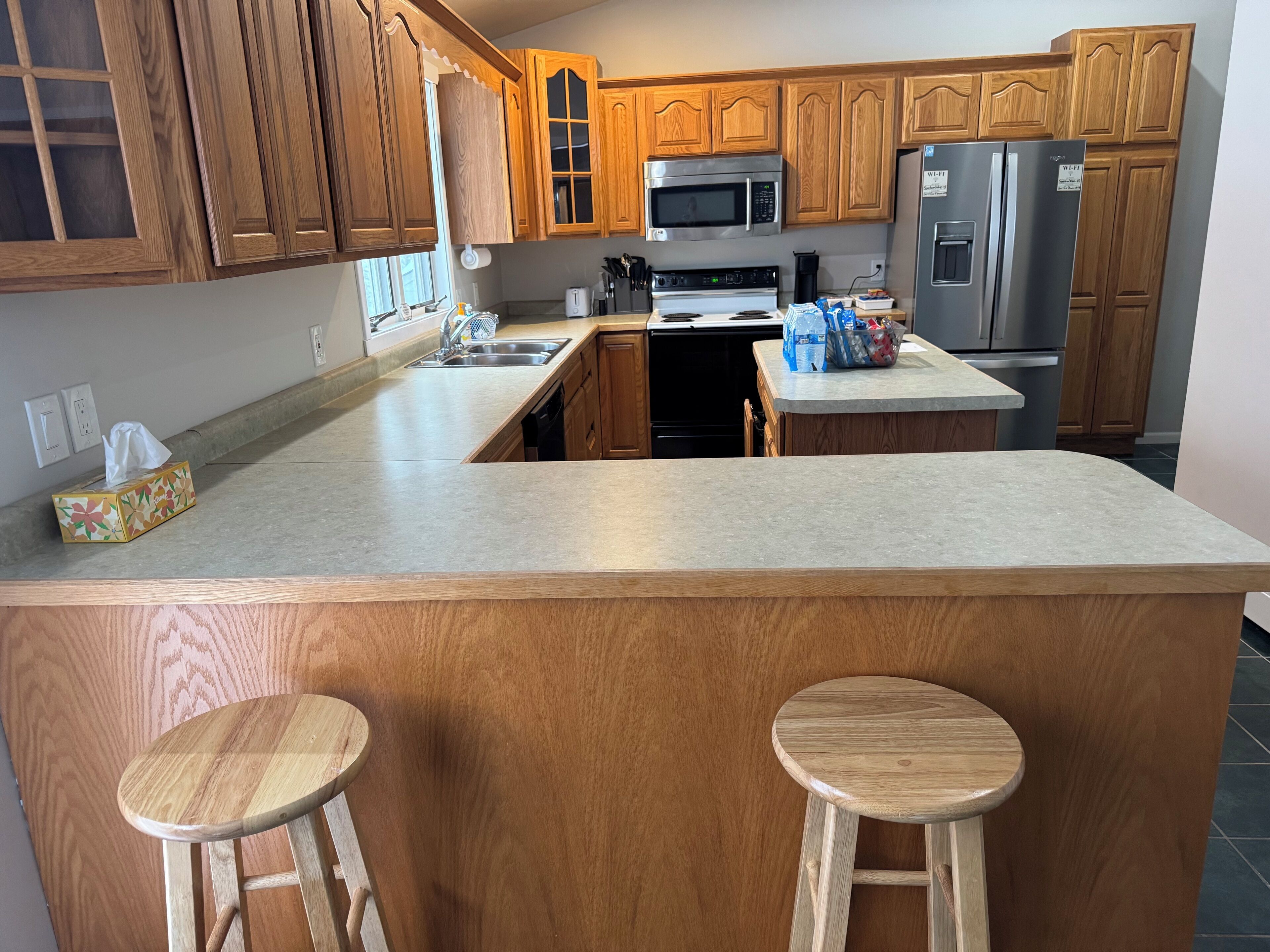 Kjøleskap, mikrobølgeovn, ovn og kokeplater