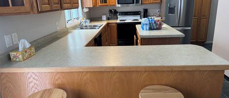 Kjøleskap, mikrobølgeovn, ovn og kokeplater