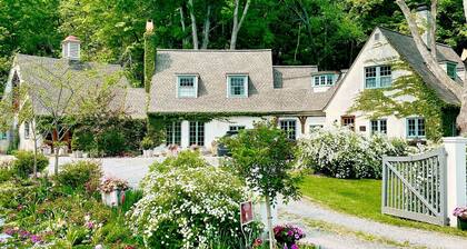 Glen Hollow Guest House: Hot Tub/Sauna+Waterfall!