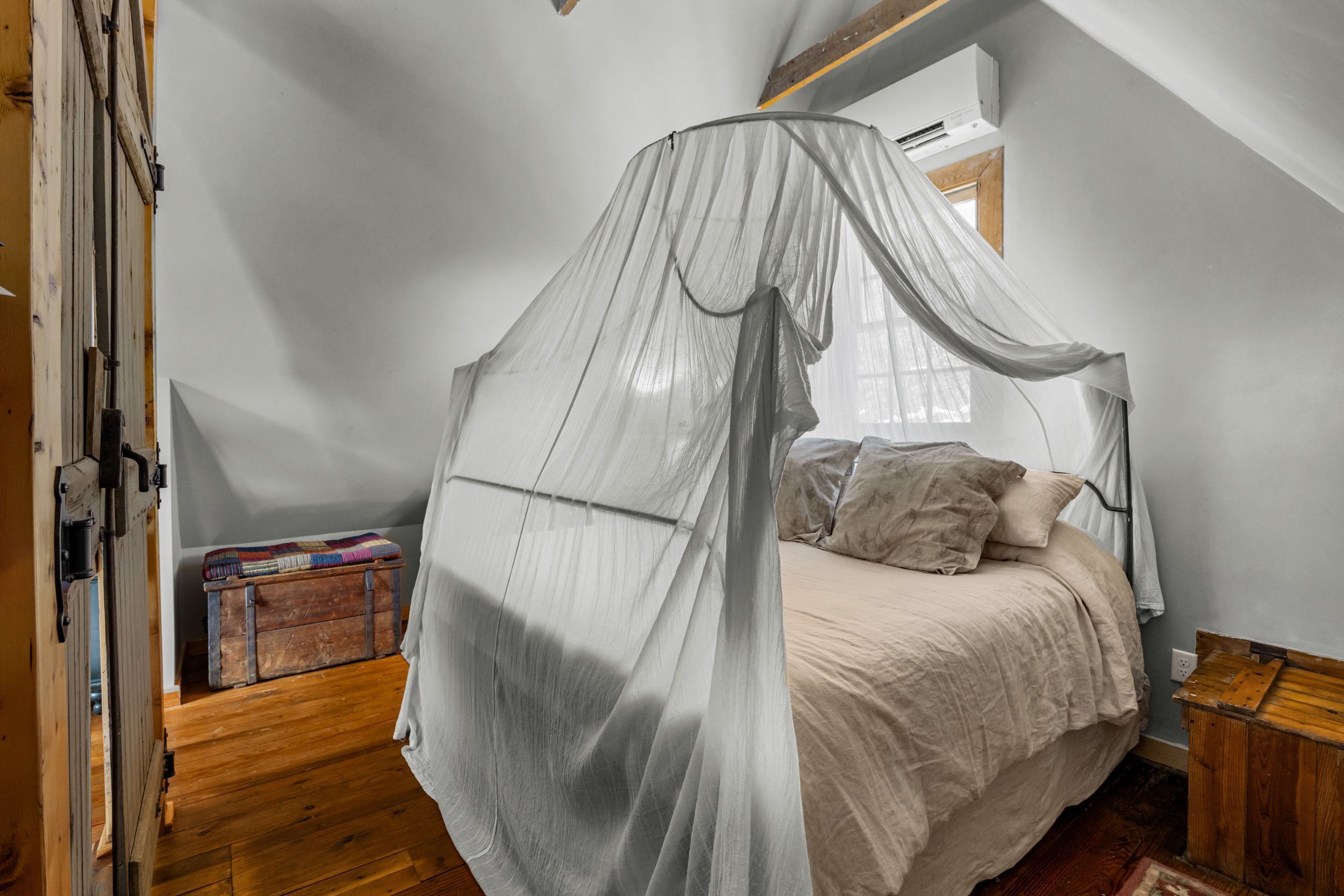 Escritorio, wifi y ropa de cama 