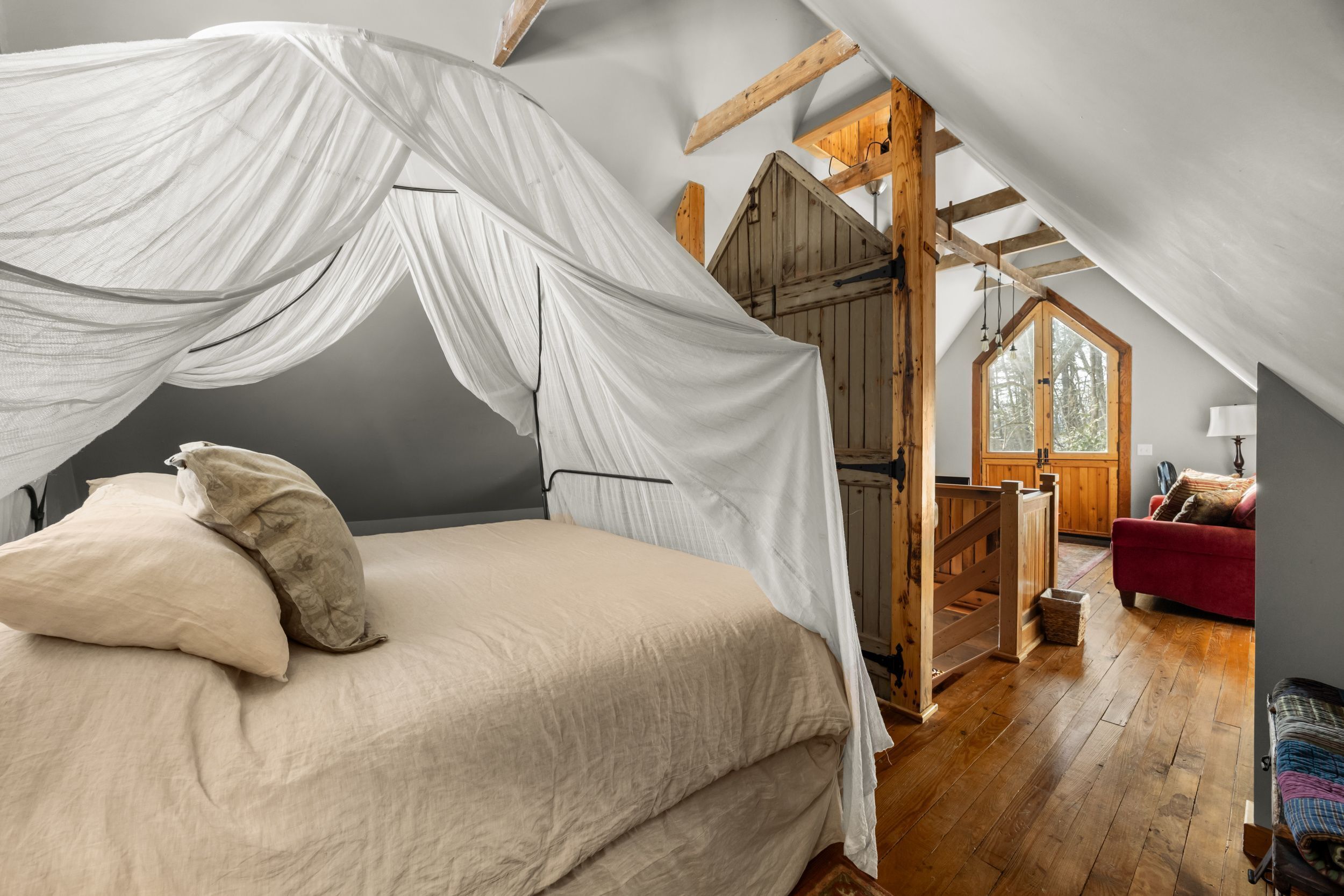 Desk, WiFi, bed sheets