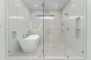 Douche, sèche-cheveux, serviettes fournies