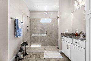Shower, hair dryer, towels - Waterfront Fun & Relaxation Await - Your Ultimate Gulf-Access Getaway! - Villa Ocean Life - Roelens (Cape Coral)
