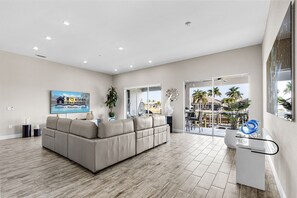Smart TV - Waterfront Fun & Relaxation Await - Your Ultimate Gulf-Access Getaway! - Villa Ocean Life - Roelens (Cape Coral)