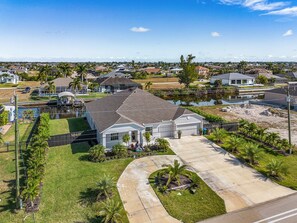 Exterior - Waterfront Fun & Relaxation Await - Your Ultimate Gulf-Access Getaway! - Villa Ocean Life - Roelens (Cape Coral)