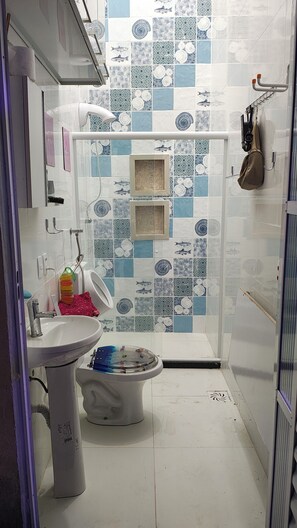Shower, hair dryer, towels, soap - House in São Domingos, Niterói (Niterói)