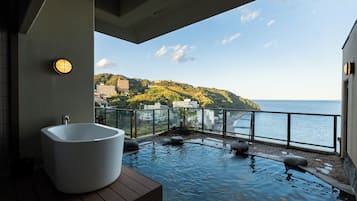 Suite Deluxe, sauna, vue océan | Salle de bain | Baignoire et douche séparées, baignoire d'eau douce