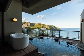 Deluxe Suite, Sauna, Ocean View | Bathroom | Separate bathtub and shower, spring water bathtub, free toiletries - IZU RETREAT by Onko Chishin (Higashiizu)