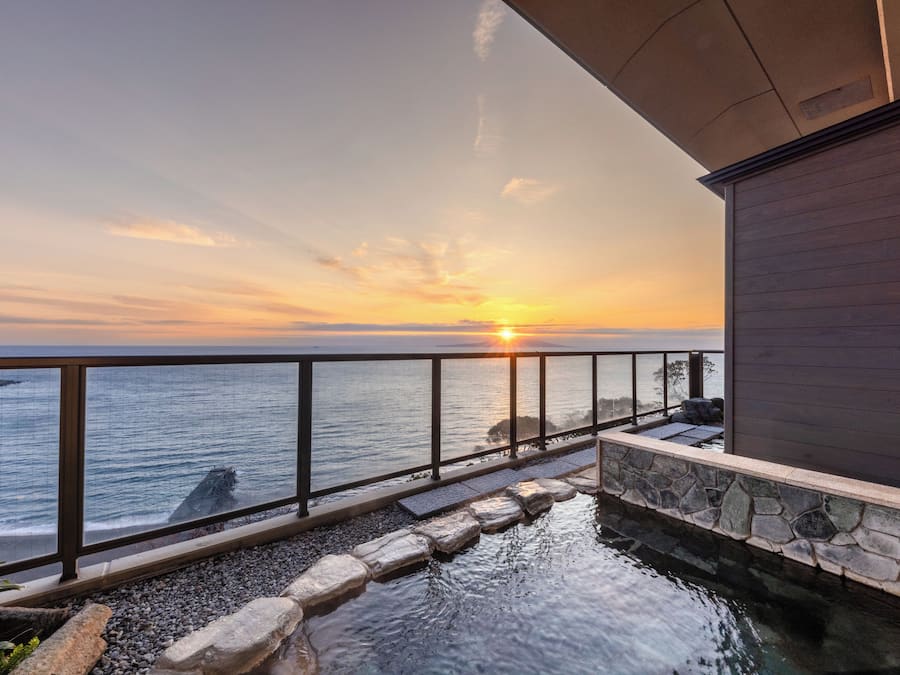 Familiesuite, badstue, havutsikt | Bad | Separat badekar og dusj og kildevannsbadekar