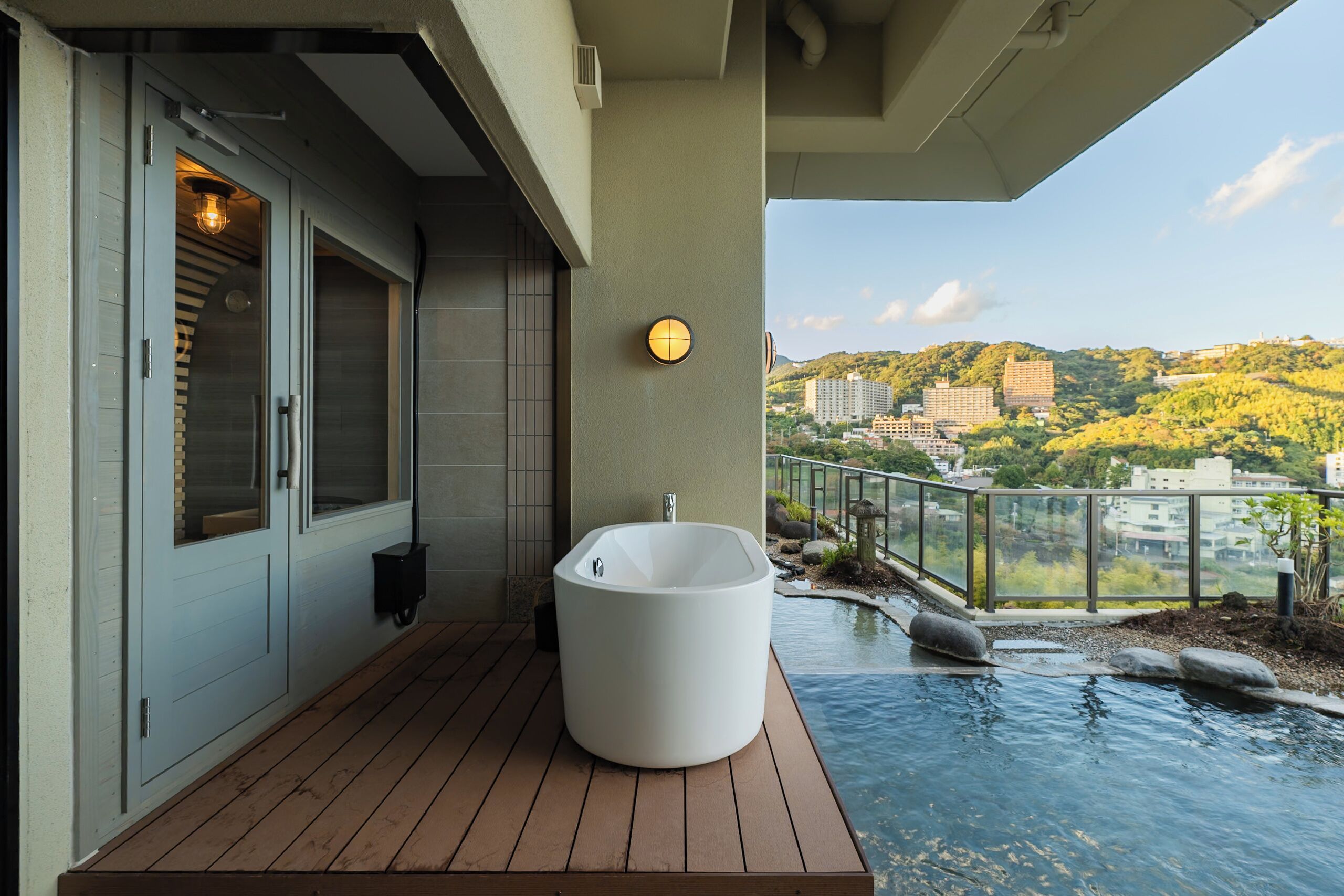 豪華套房, 三溫暖, 海景 | 浴室 | 獨立浴缸和淋浴設備、溫泉浴缸、免費盥洗用品、吹風機