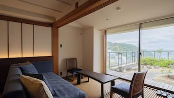 Rom – basic, privat bad | Allergitestet sengetøy, dundyner, minibarvarer (inkludert) og skrivebord