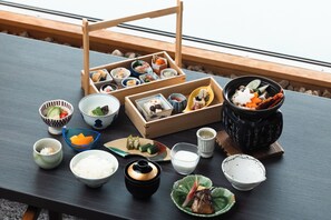 Daily local cuisine breakfast (JPY 3300 per person) - IZU RETREAT by Onko Chishin (Higashiizu)