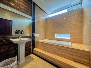 Deluxe Double Room | Bathroom | Shower, free toiletries, hair dryer, towels - Merdeka Kuta Guesthouse (Badung)