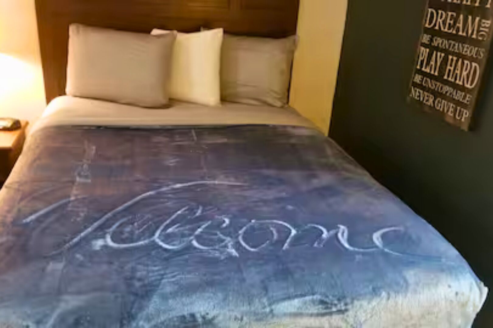 Tabla de planchar con plancha, internet y ropa de cama 