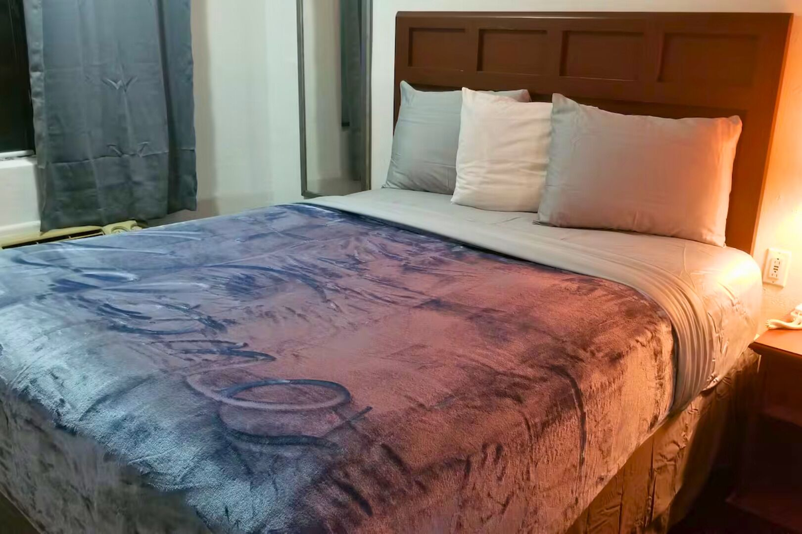 Tabla de planchar con plancha, internet y ropa de cama 