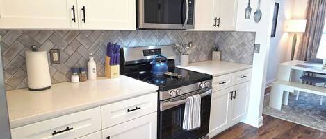 Kylskåp, mikrovågsugn, ugn och spishäll