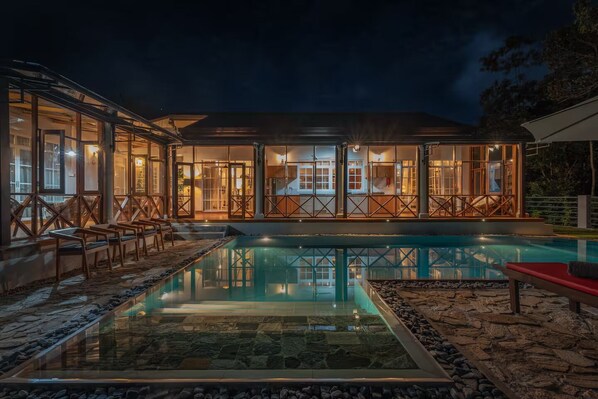 A modern house with a swimming pool, outdoor seating, and large windows. - Sevena Villa: Magical Home with a Yoga Shala (Weligama)