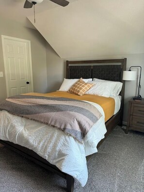 Tabla de planchar con plancha, wifi, ropa de cama