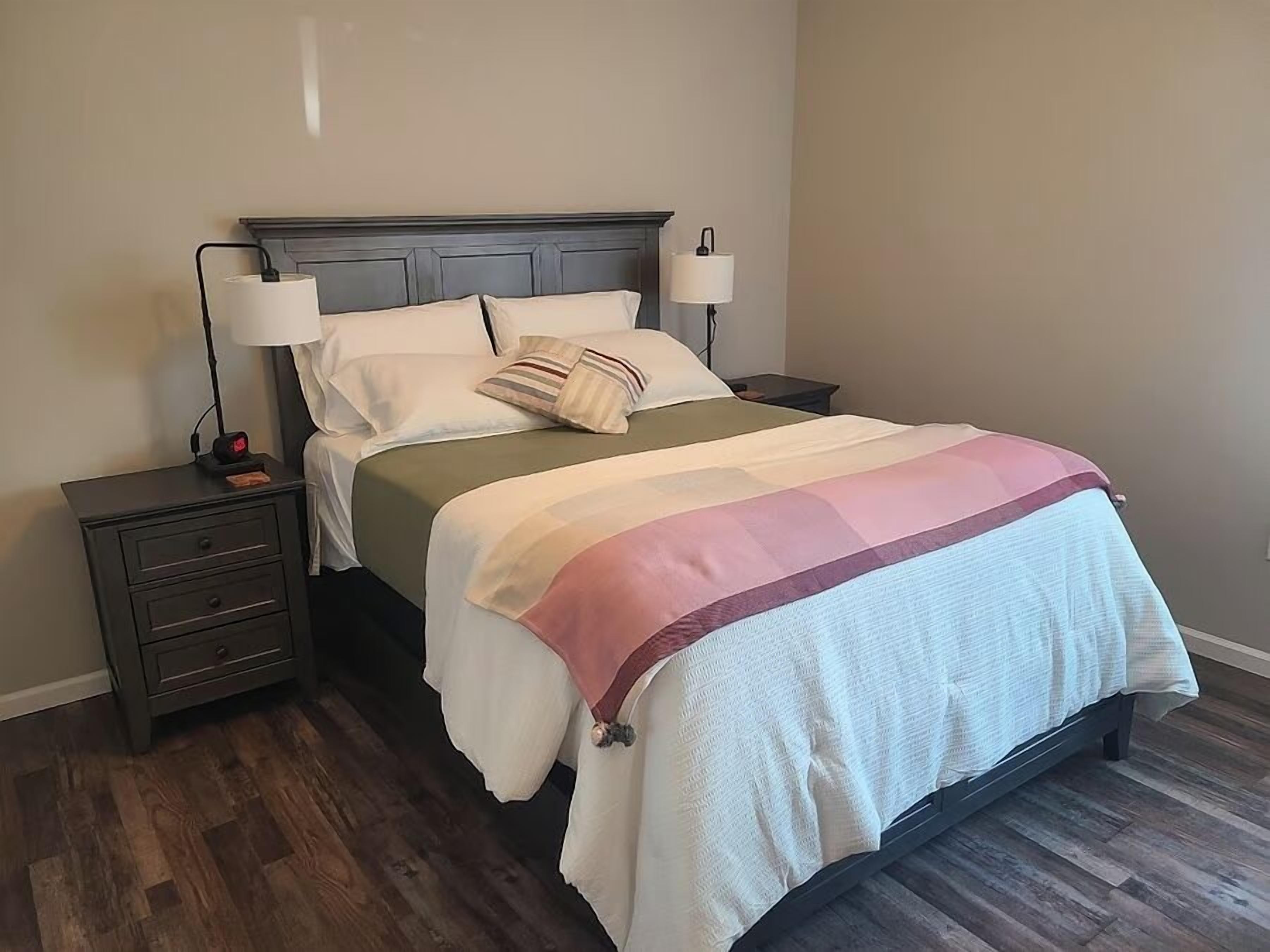 Tabla de planchar con plancha, wifi, ropa de cama