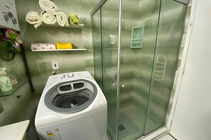 Apartamento | Banheiro | Chuveiro, produtos de toalete grátis, secador de cabelo 