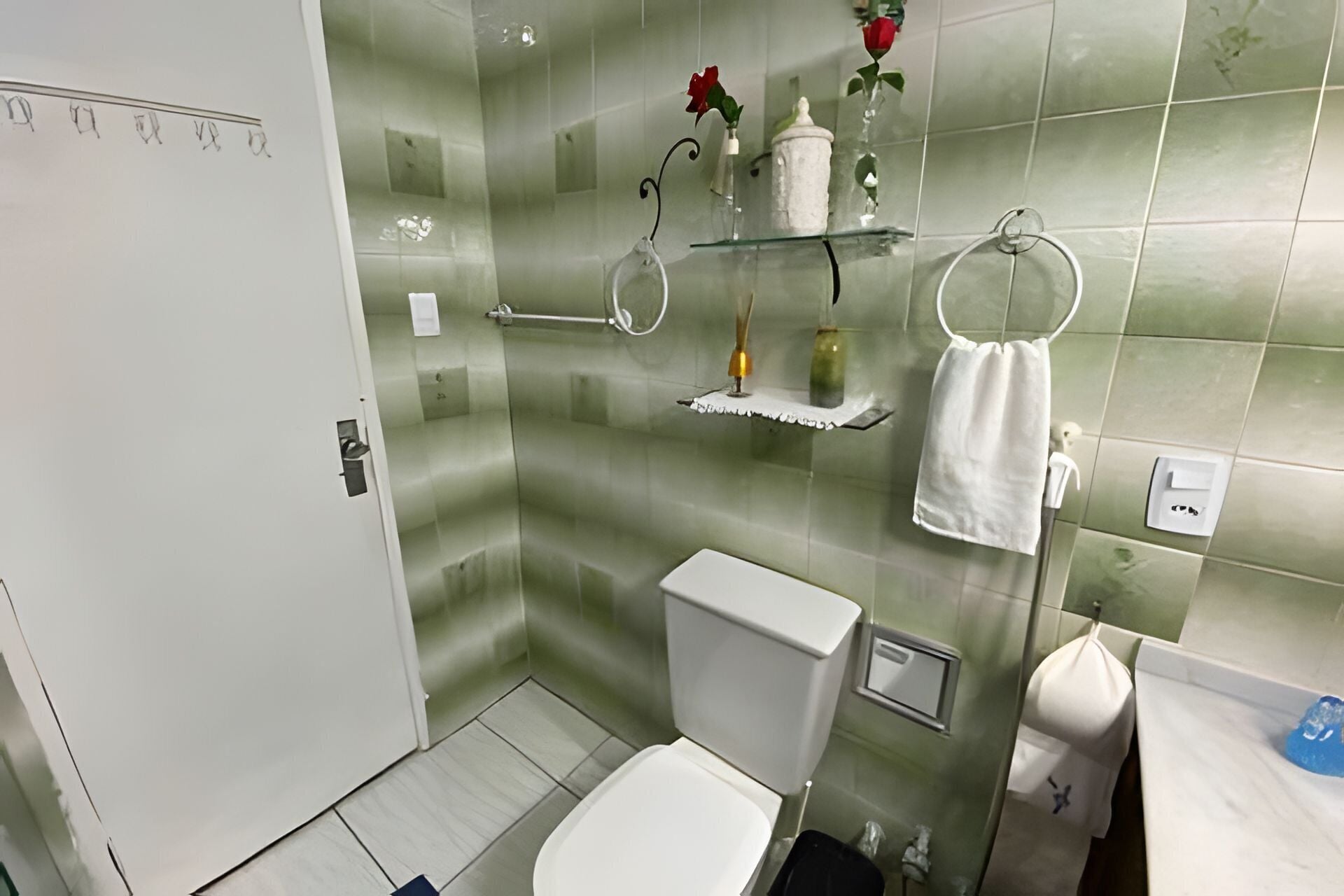 Lejlighed | Badeværelse | Bruser, gratis toiletartikler, hårtørrer, håndklæder