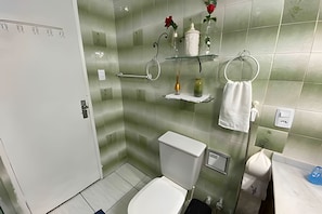 Leilighet | Bad | Dusj, toalettartikler (inkludert), hårføner og håndklær