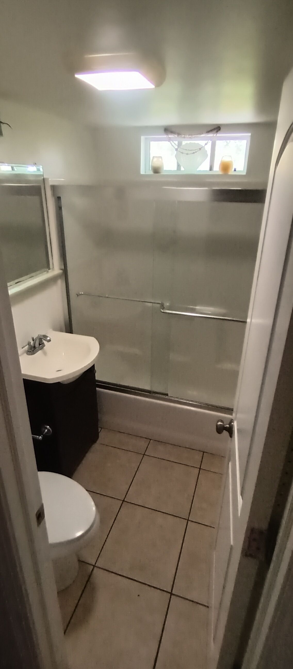 Secador de pelo, toallas, jabón, papel higiénico