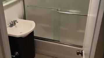 Secador de pelo, toallas, jabón, papel higiénico