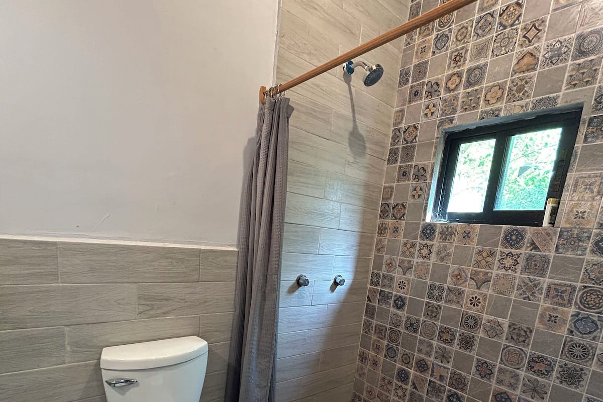 Habitación familiar, varias camas, para no fumadores, baño privado | Baño | Regadera, secadora de cabello, toallas, jabón