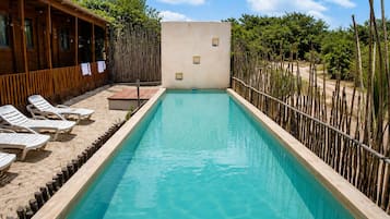 Piscine extérieure, chaises longues