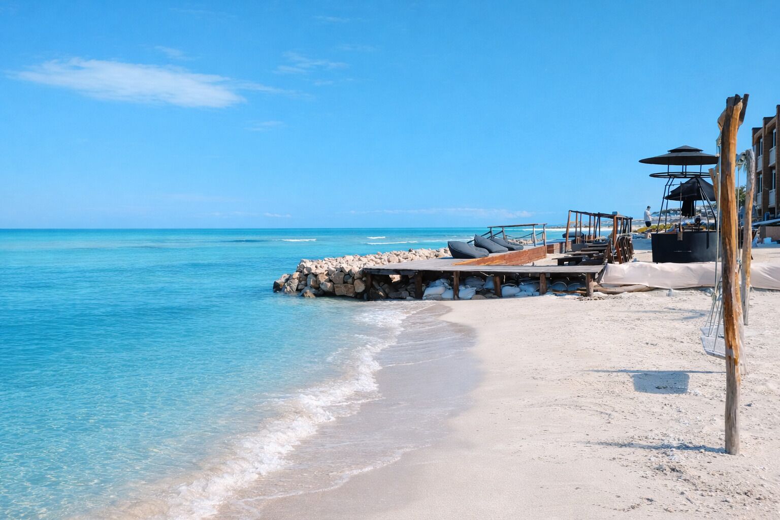 Playa en los alrededores, playa de arena blanca y sombrillas 