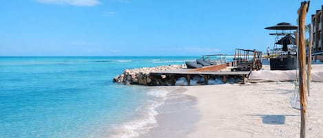 In Strandnähe, weißer Sandstrand, Sonnenschirme