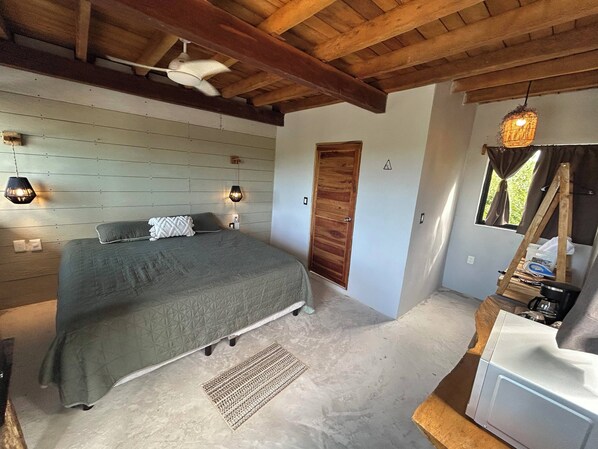 Habitación doble Deluxe, 1 cama King size, para no fumadores, baño privado | Cortinas blackout, tabla de planchar con plancha y wifi gratis 