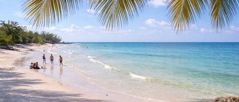 Ranta lähistöllä, valkoista hiekkaa, aurinkovarjoja, 4 rantabaaria