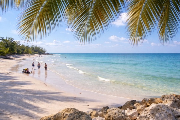 Pantai berhampiran, pasir putih, payung, 4 bar pantai