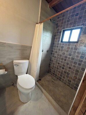 Kahden hengen deluxe-huone, 1 keskisuuri parisänky, tupakointi kielletty, oma kylpyhuone | Kylpyhuone | Suihku, hiustenkuivaaja, pyyhkeet, saippua