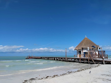 Una playa cerca, arena blanca, sombrillas, 4 bares en la playa. Hotel Selva y Mar