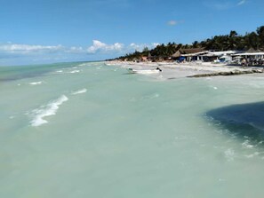 Nær stranden, hvit sand, parasoller og 4 strandbarer