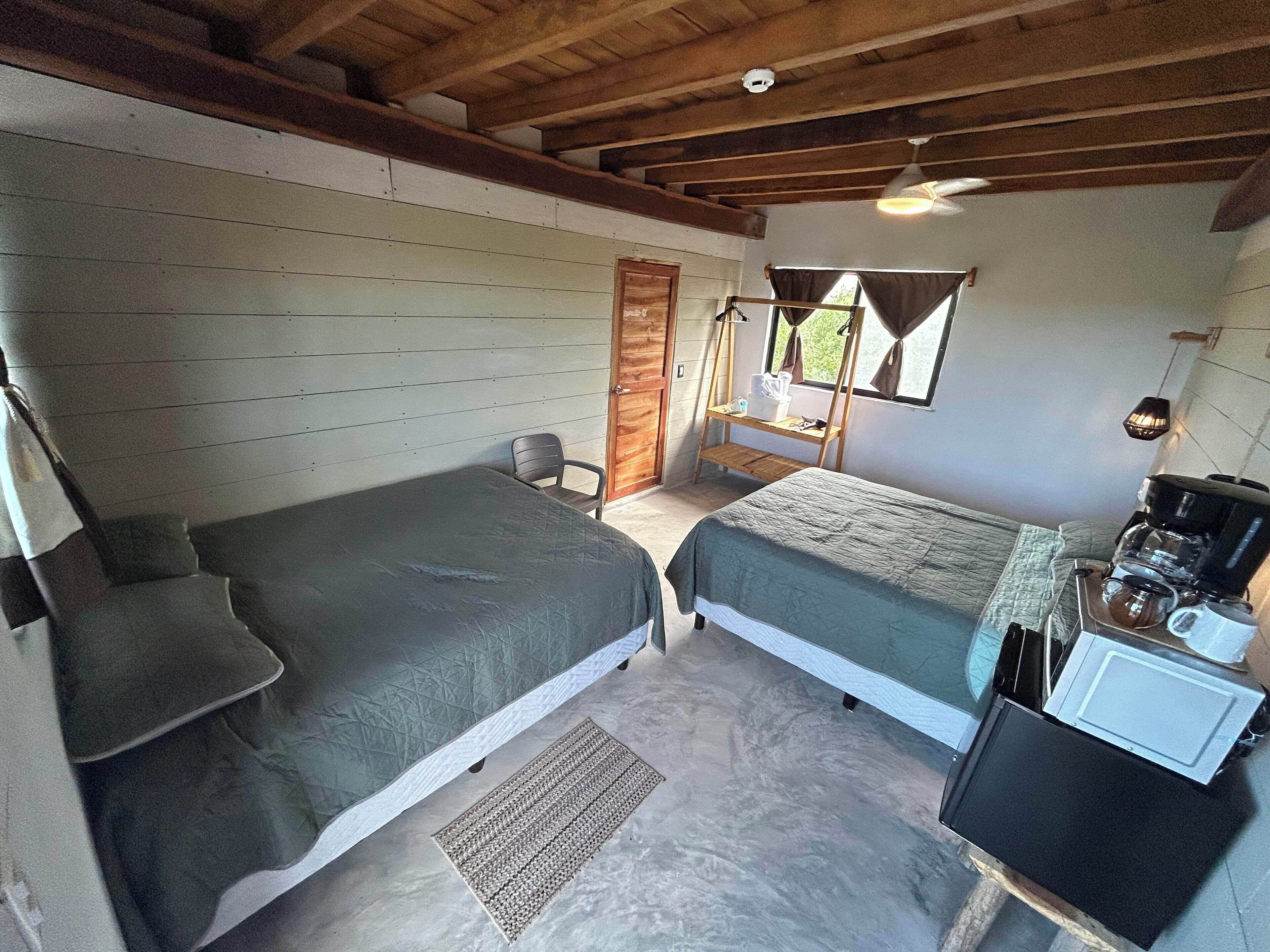 Deluxe-Vierbettzimmer, 2 Queen-Betten, Nichtraucher, eigenes Bad | Verdunkelungsvorhänge, Bügeleisen/Bügelbrett, kostenloses WLAN