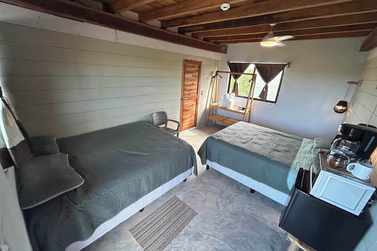 Habitación cuádruple Deluxe, 2 camas Queen size, para no fumadores, baño privado | Cortinas blackout, tabla de planchar con plancha y wifi gratis