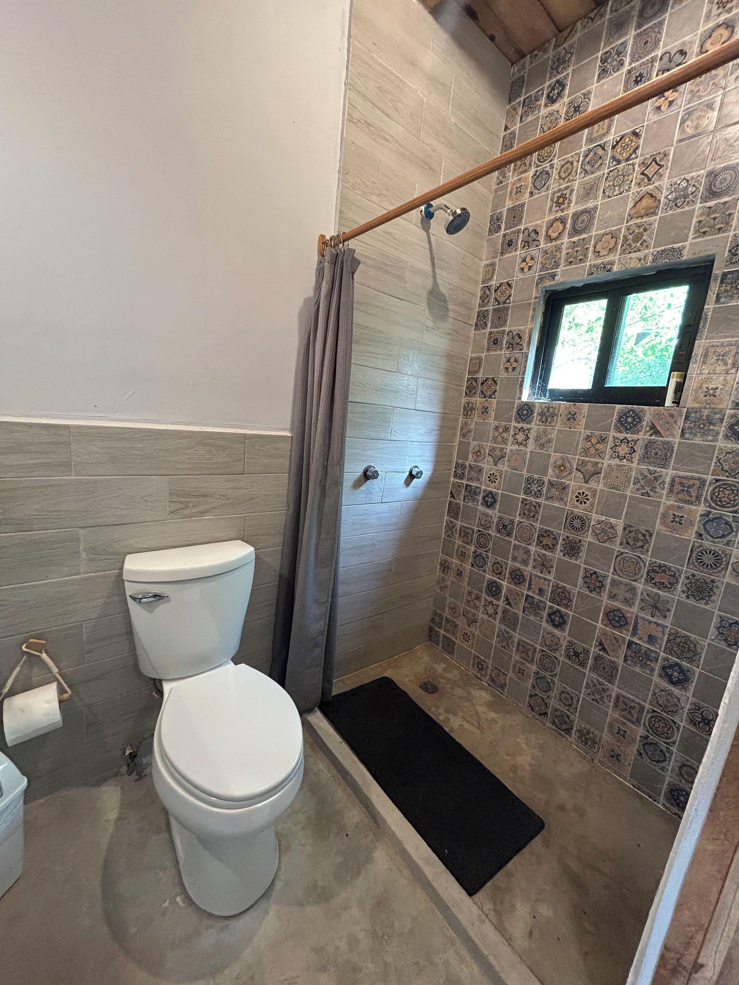 Regadera, secadora de cabello, toallas, jabón 