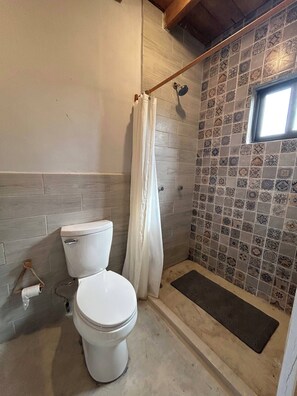 Habitación cuádruple Deluxe, 2 camas Queen size, para no fumadores, baño privado | Baño | Regadera, secadora de cabello, toallas, jabón 