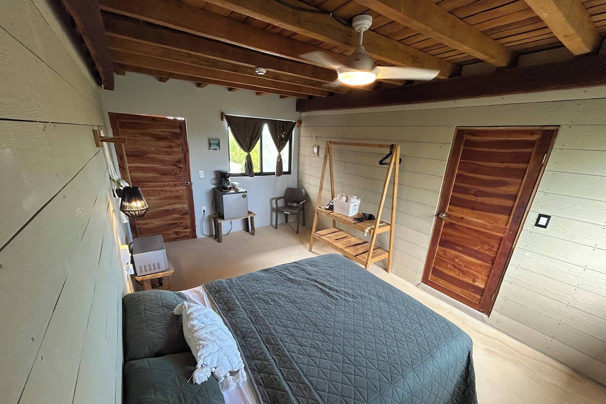 Habitación doble Deluxe, 1 cama Queen size, para no fumadores, baño privado | Cortinas blackout, tabla de planchar con plancha y wifi gratis