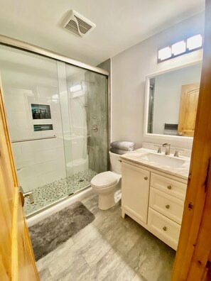 Haartrockner, Handtücher, Seife, Toilettenpapier