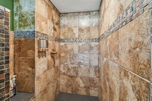 Douche, sèche-cheveux, bidet, serviettes fournies