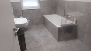 Haartrockner, Handtücher, Seife, Toilettenpapier